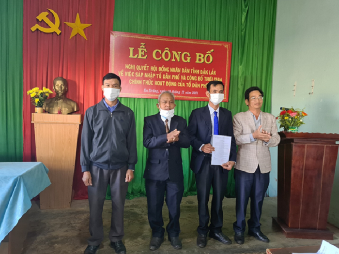 Lễ công bố sáp nhập tổ dân phố trên địa bàn thi trấn Ea Drăng.